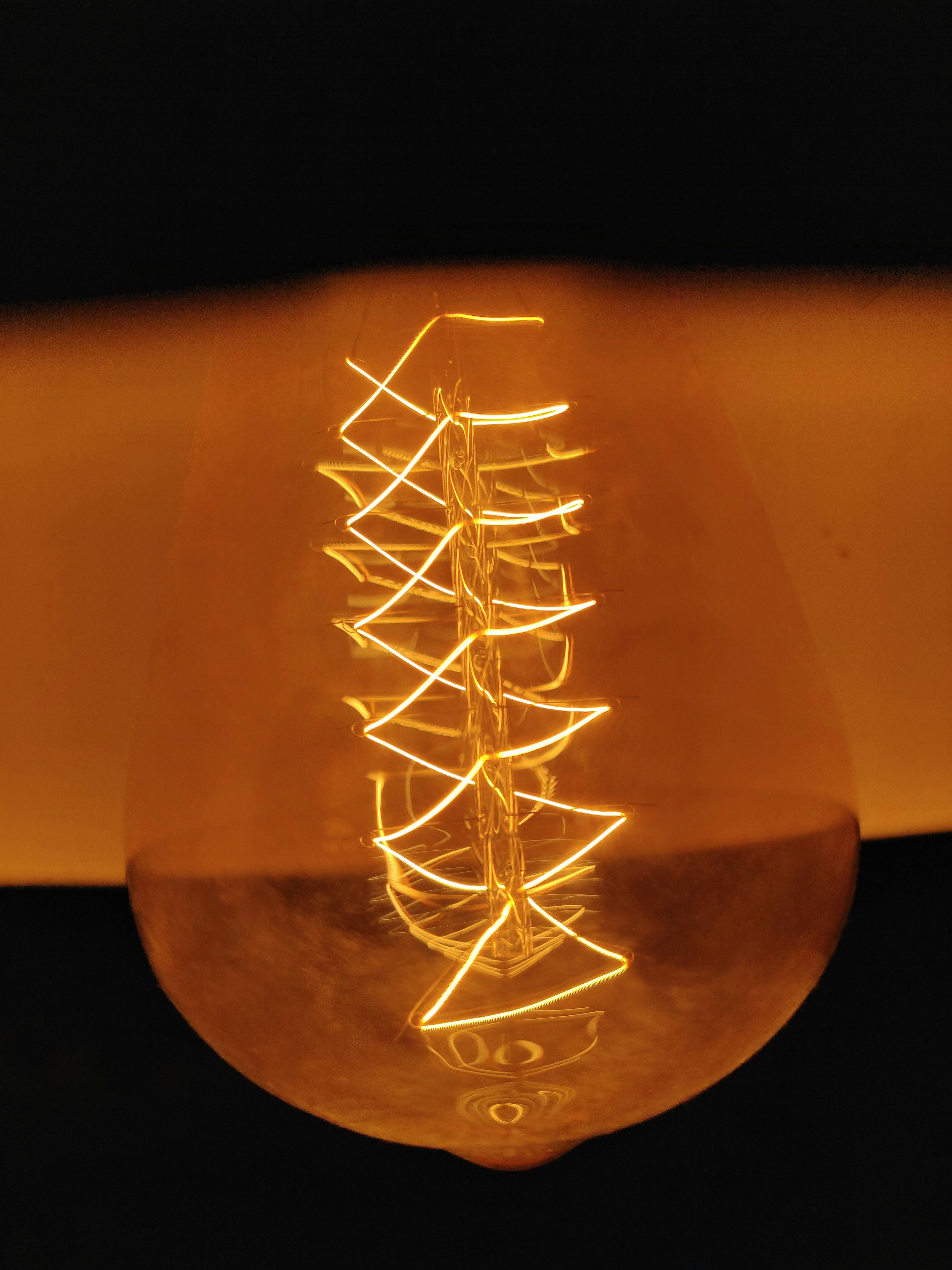 스트링 조명이 있는 투명 유리병