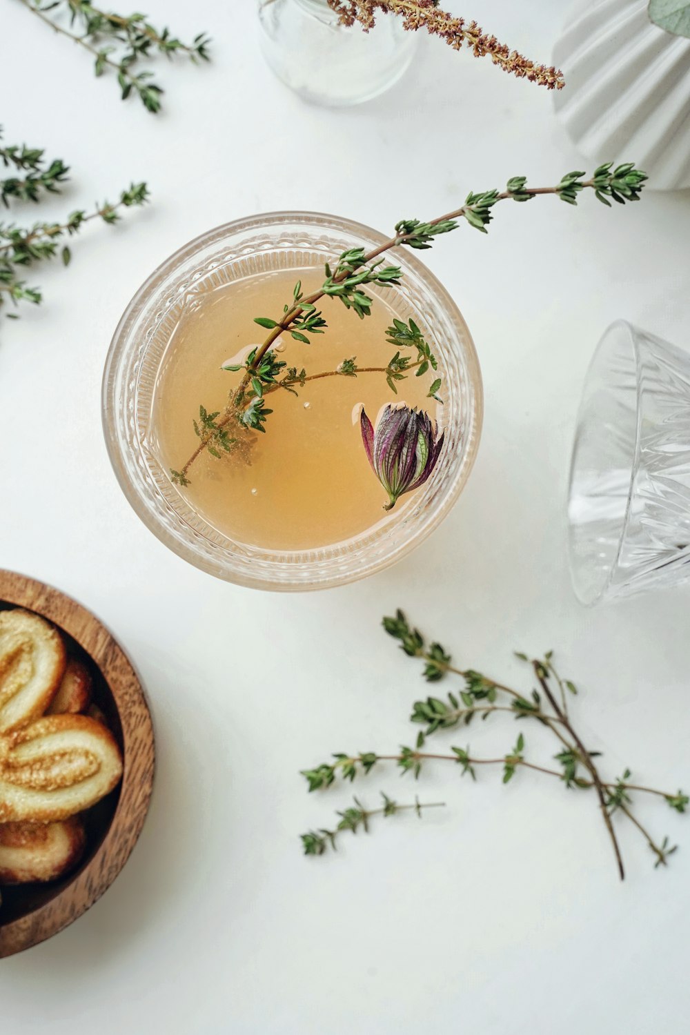 Gobelet en verre transparent avec un liquide brun à l’intérieur