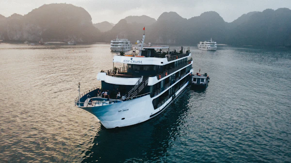 Best Halong Bay luxury cruises and Lan Ha Bay overnight ships