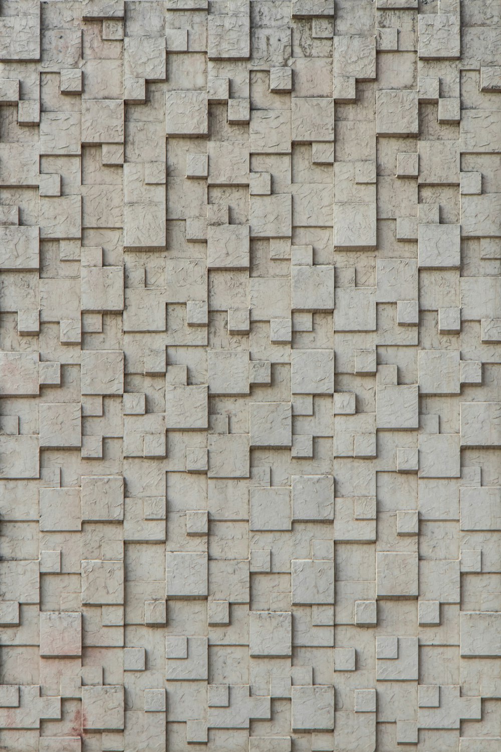 muro di mattoni marroni durante il giorno