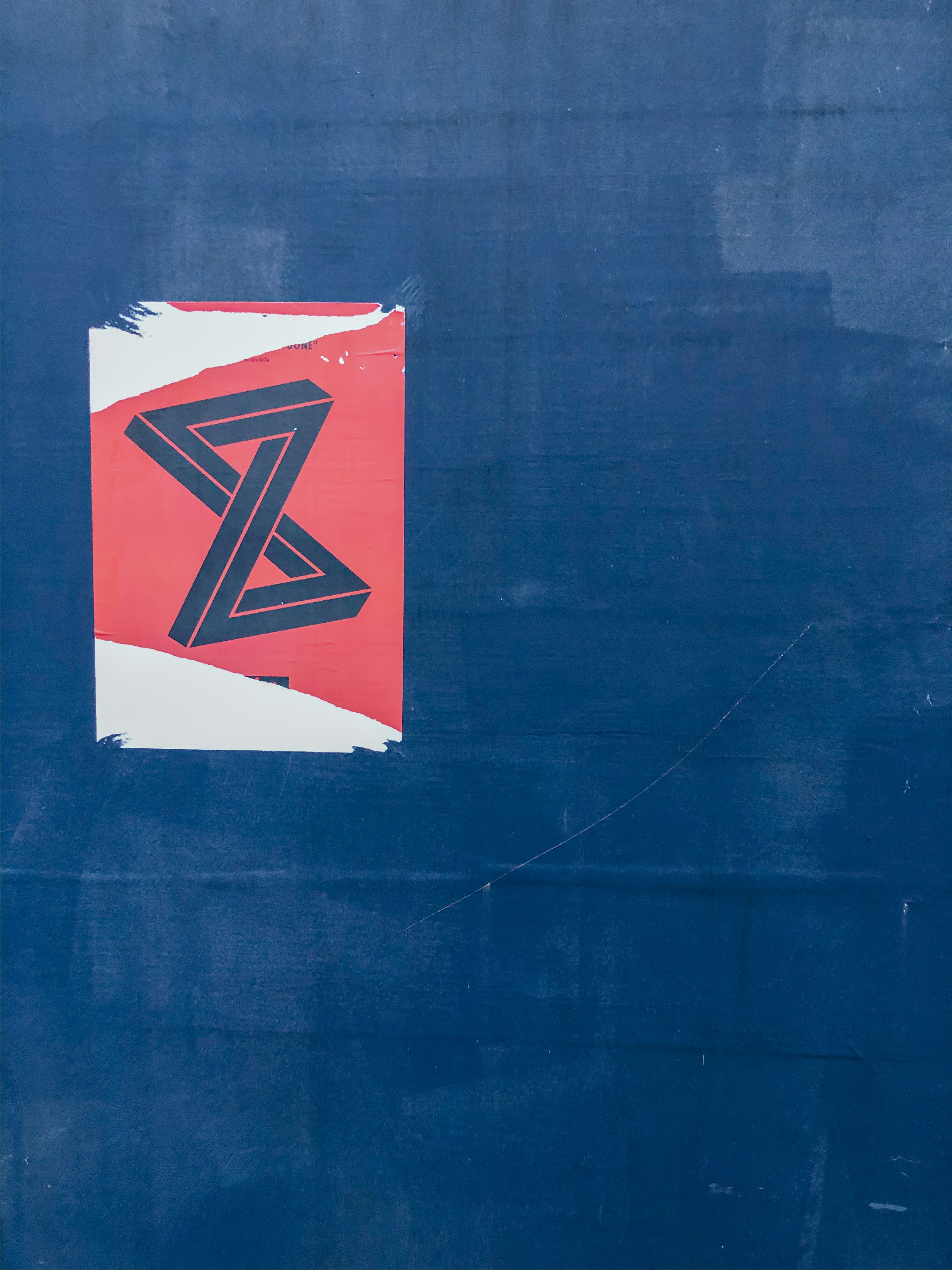 drapeau rouge et blanc sur le mur bleu