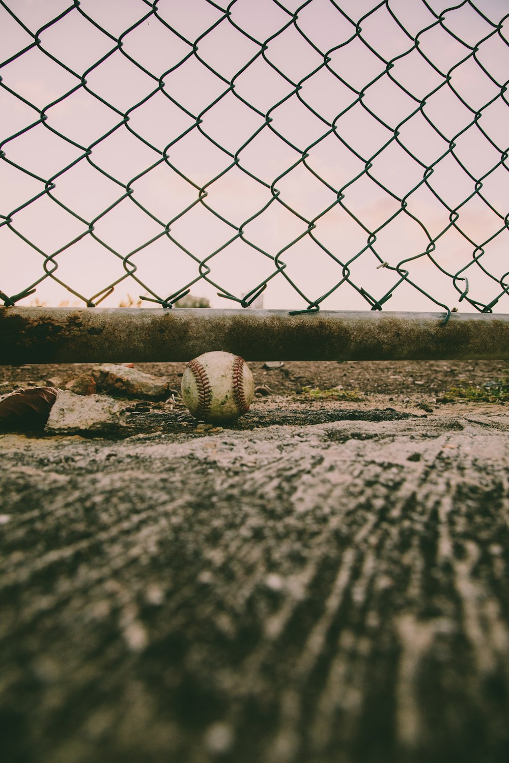 Foto in scala di grigi del baseball sul campo