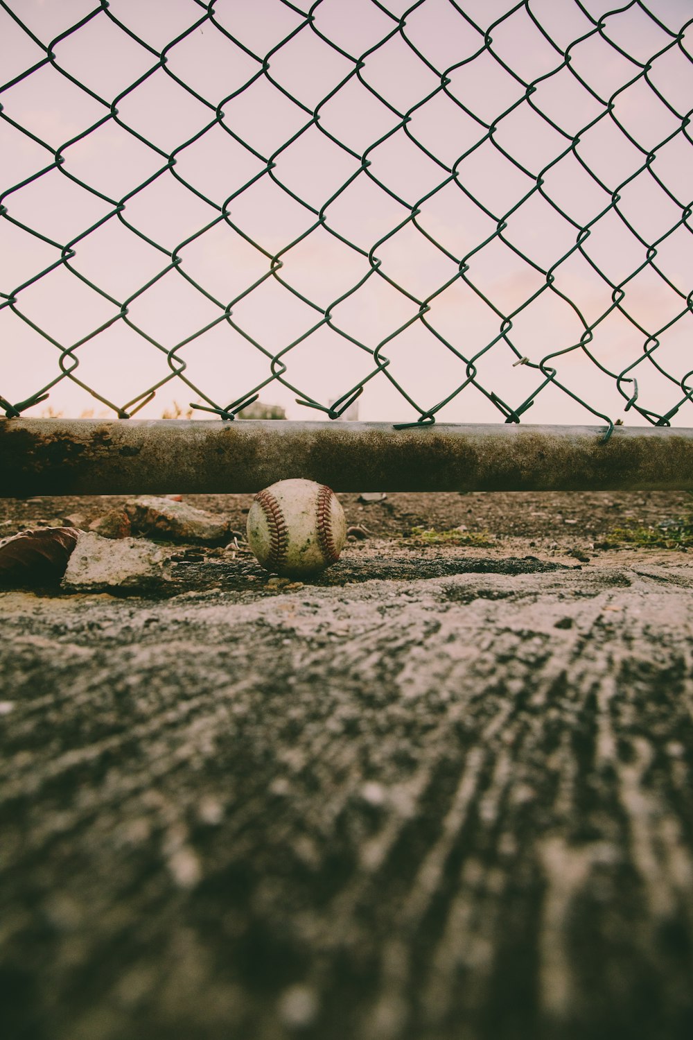 Foto en escala de grises de béisbol en el campo