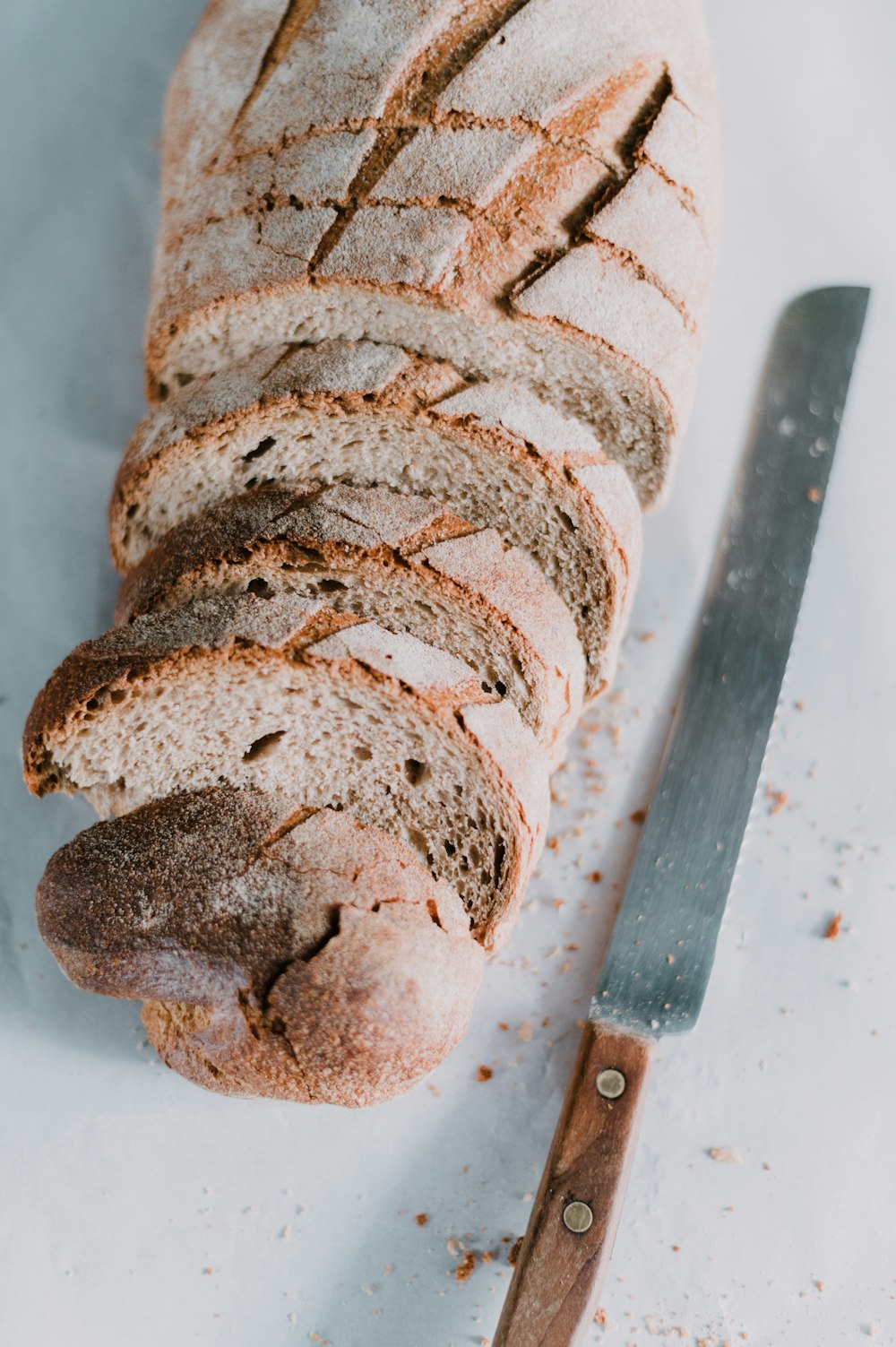 Schwarzbrot auf weißem Keramikteller