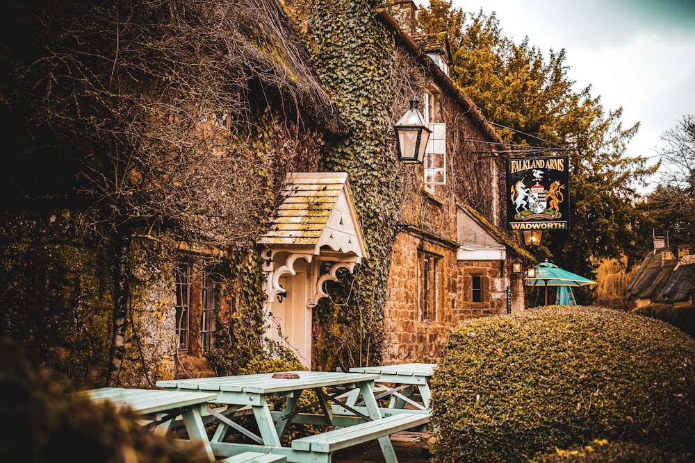 Casa di cemento marrone e bianco