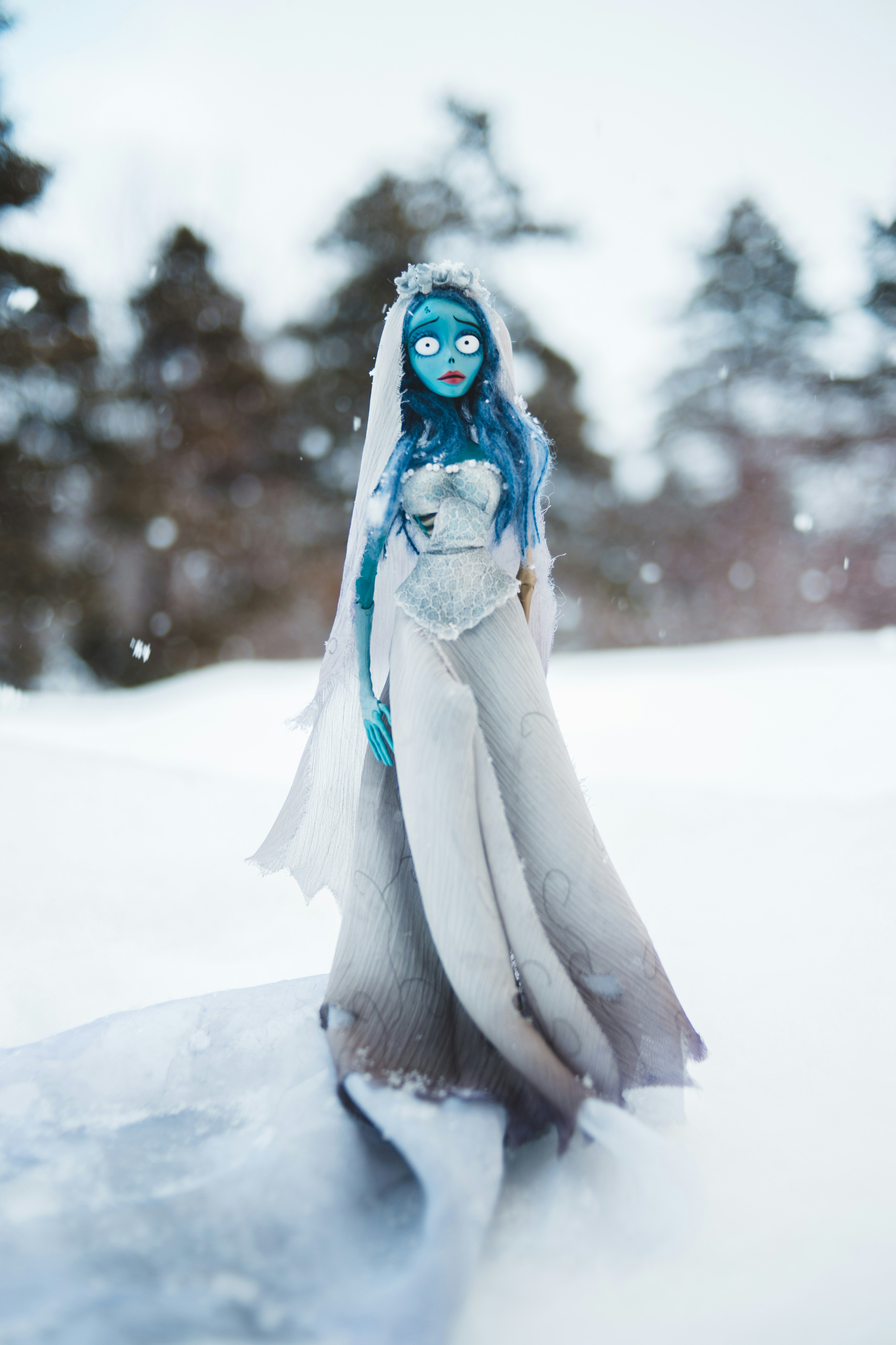 Femme en robe blanche aux yeux bleus