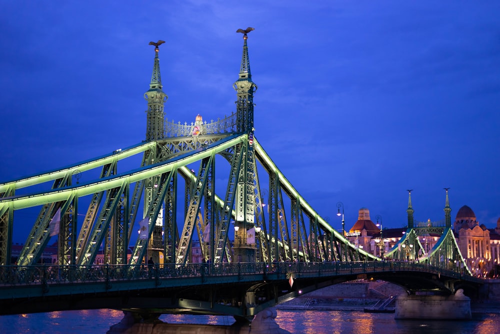 Puente azul y blanco bajo el cielo azul durante el día