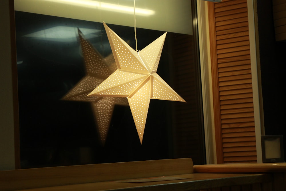 ornamento dourado da estrela na mesa de madeira marrom