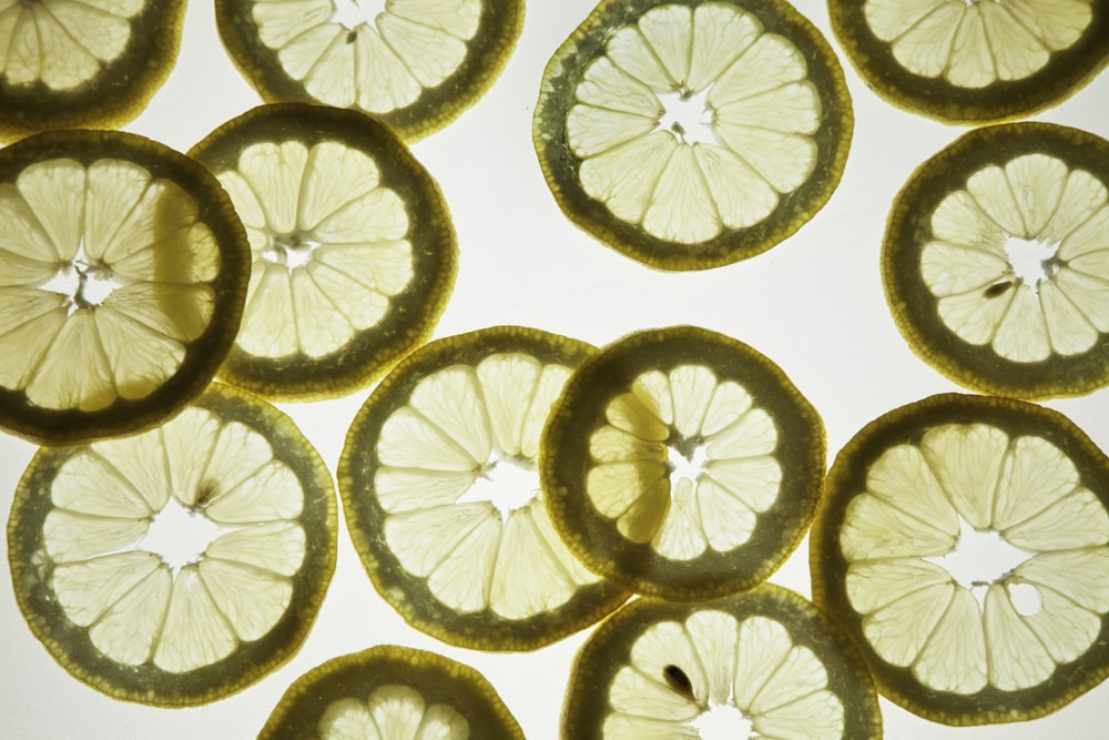 rodajas de limón con gotas de agua
