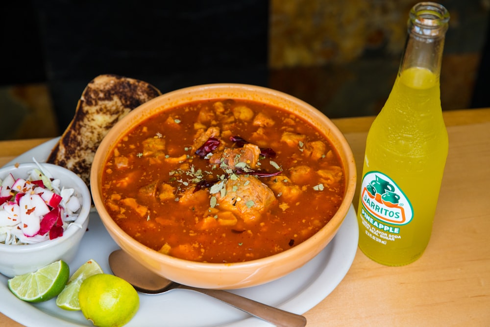 Suppe mit Fleisch in weißer Keramikschüssel