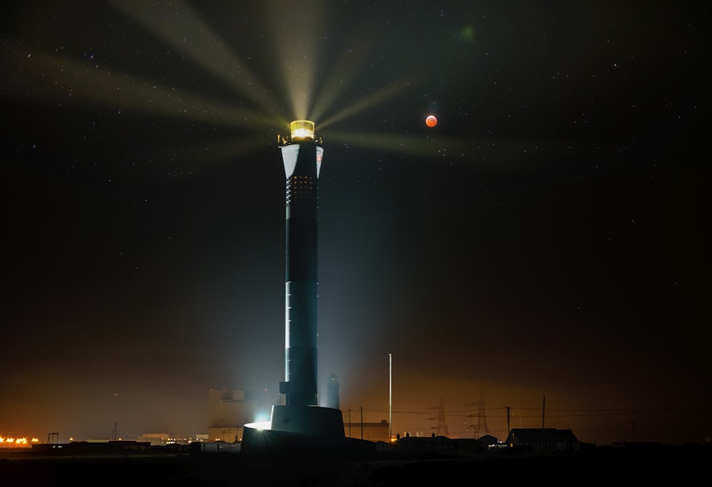 Torre de luz blanca durante la noche