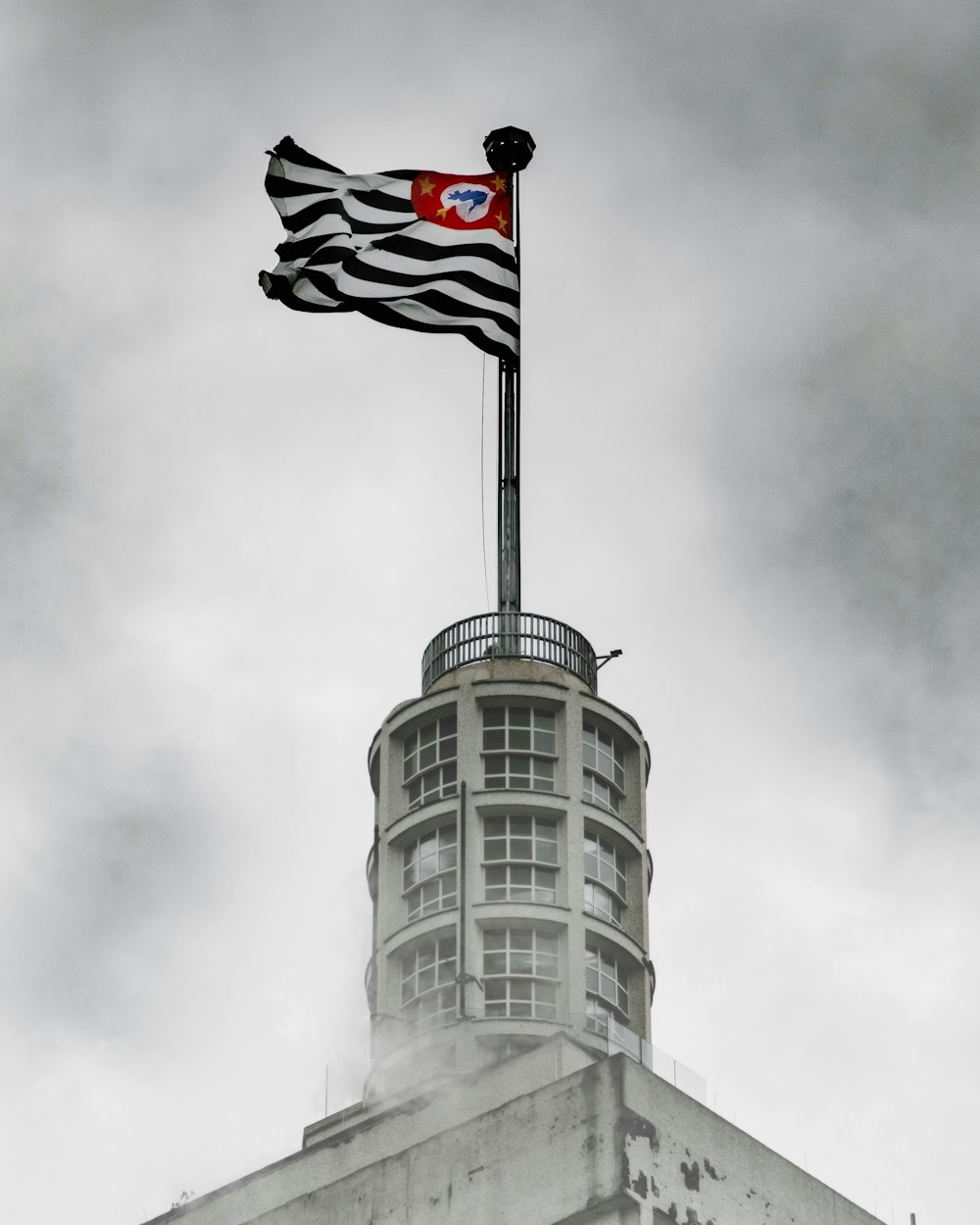 noi una bandiera in cima a un edificio in cemento grigio