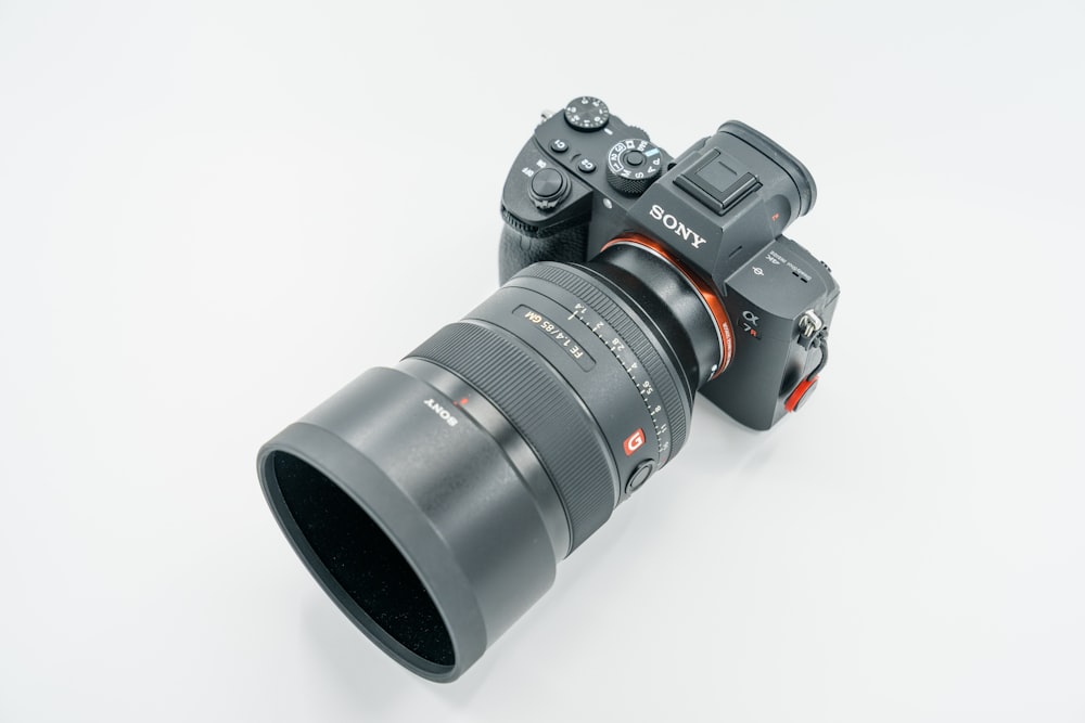 Schwarze Nikon DSLR-Kamera auf weißer Oberfläche