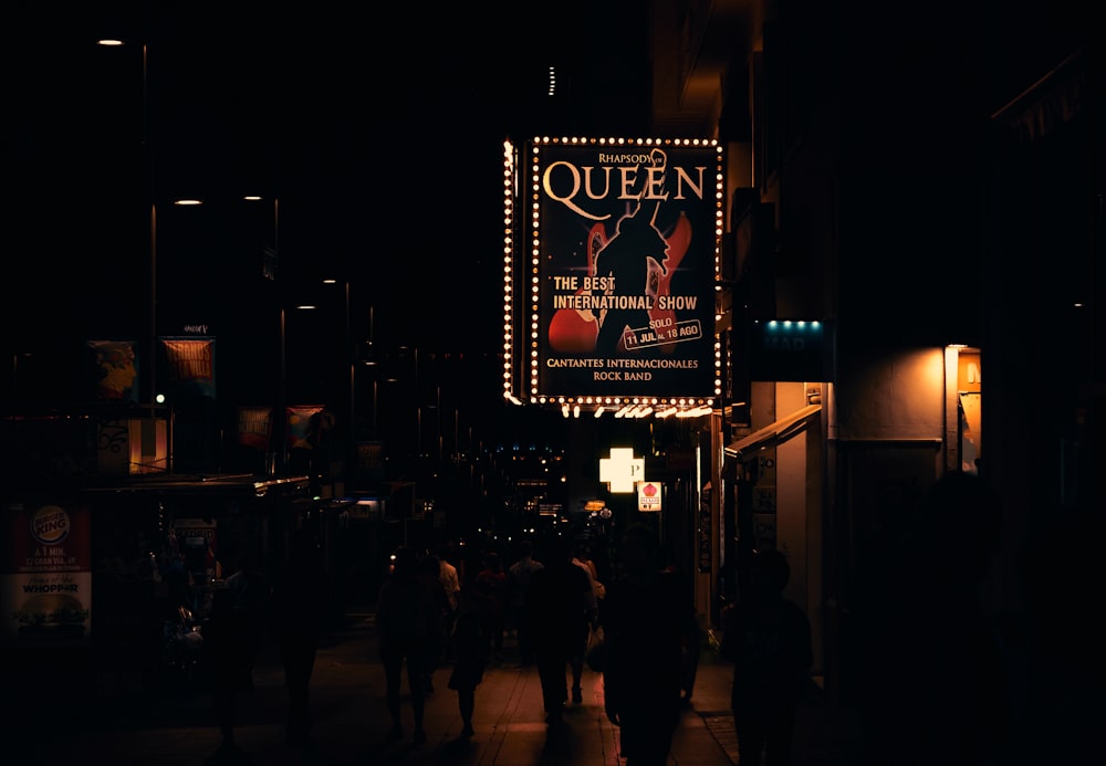 Personas que caminan por la calle durante la noche