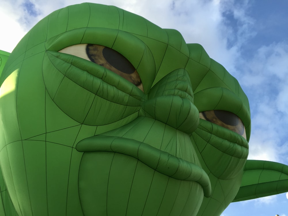 Paracaídas verde y negro bajo el cielo azul durante el día