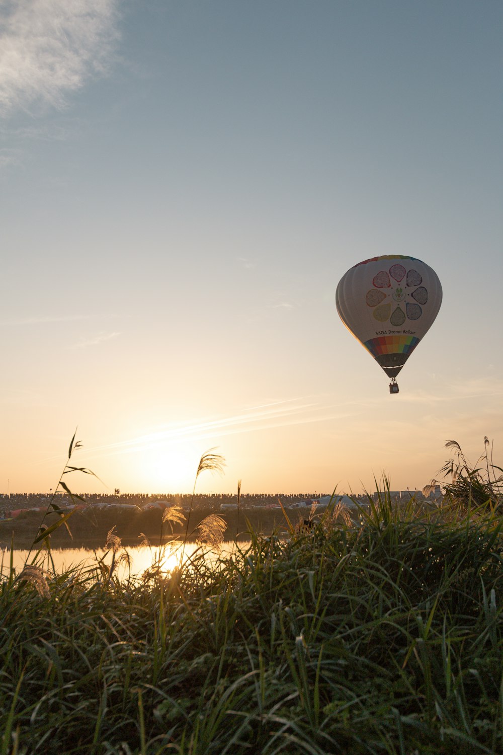 Heißluftballon, der tagsüber über das Feld fliegt