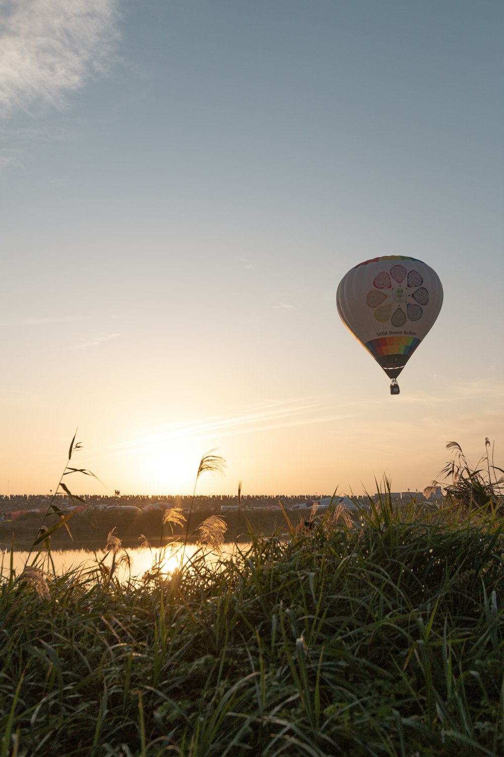 globo aerostático volando sobre el campo durante el día