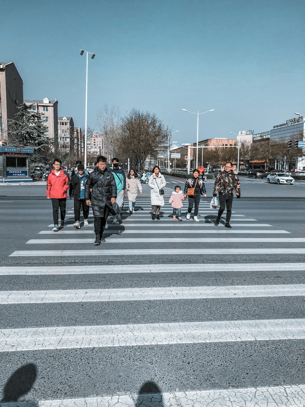 Personas que caminan por el carril peatonal durante el día