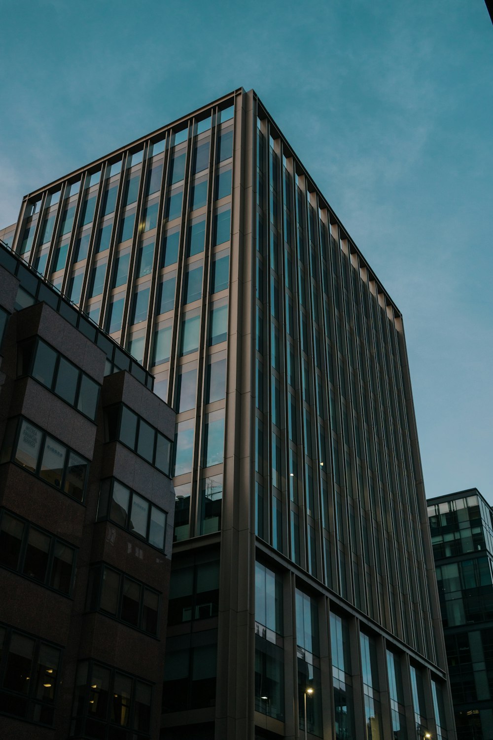 graues Betongebäude unter blauem Himmel während des Tages