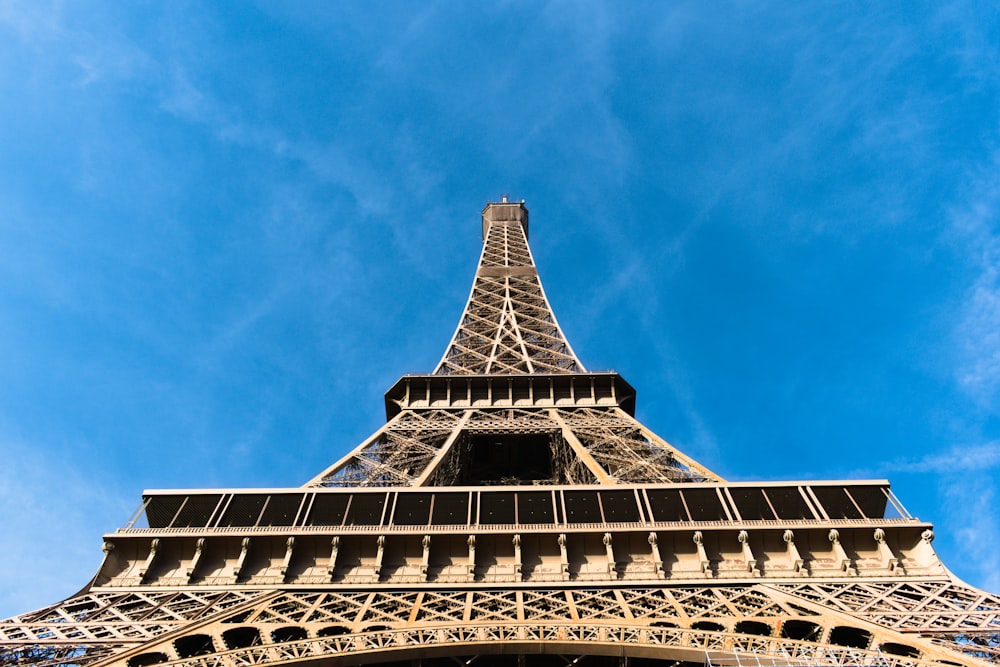 fotografia de baixo ângulo da torre de eiffel