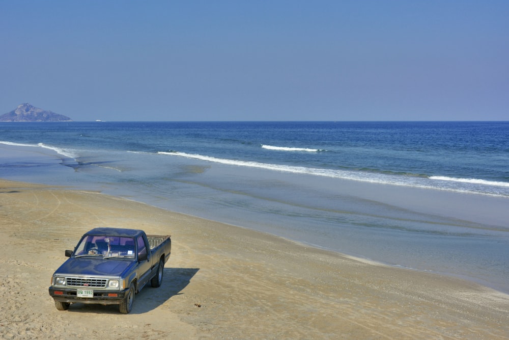 昼間のビーチの白い車