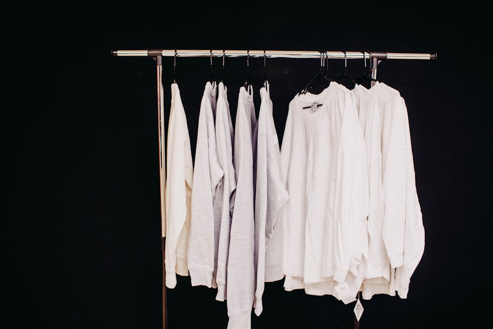 camisa social branca pendurada no cabide da roupa