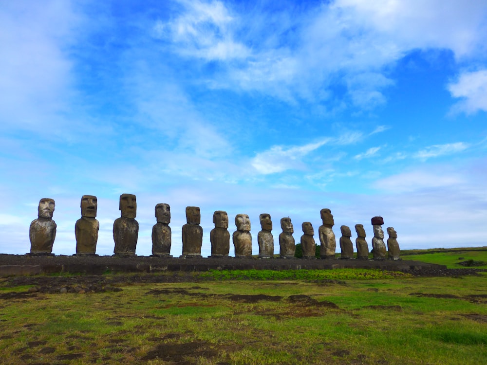 Formación de piedra gris bajo el cielo azul durante el día