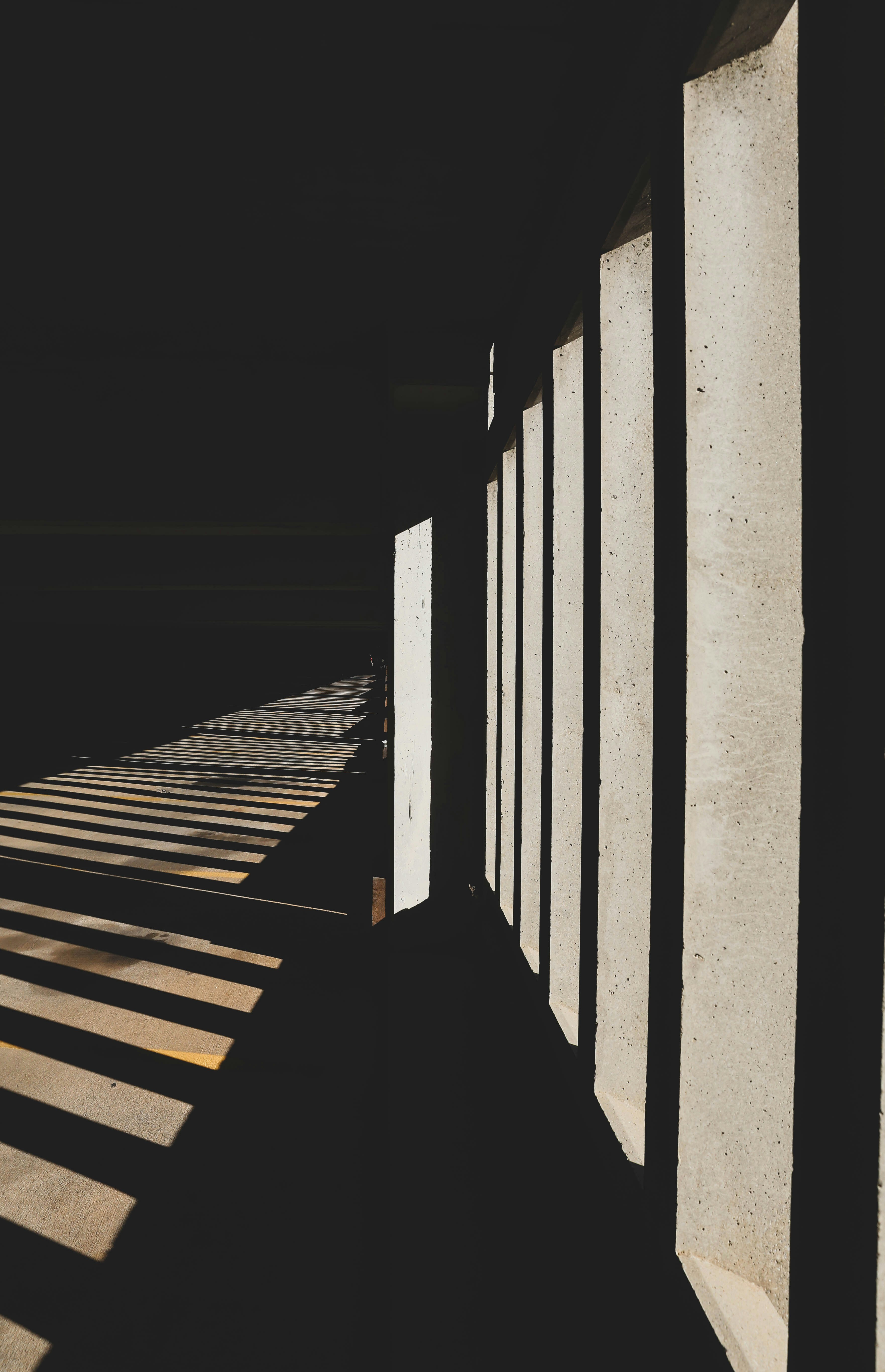 Photo en niveaux de gris d’un escalier en béton