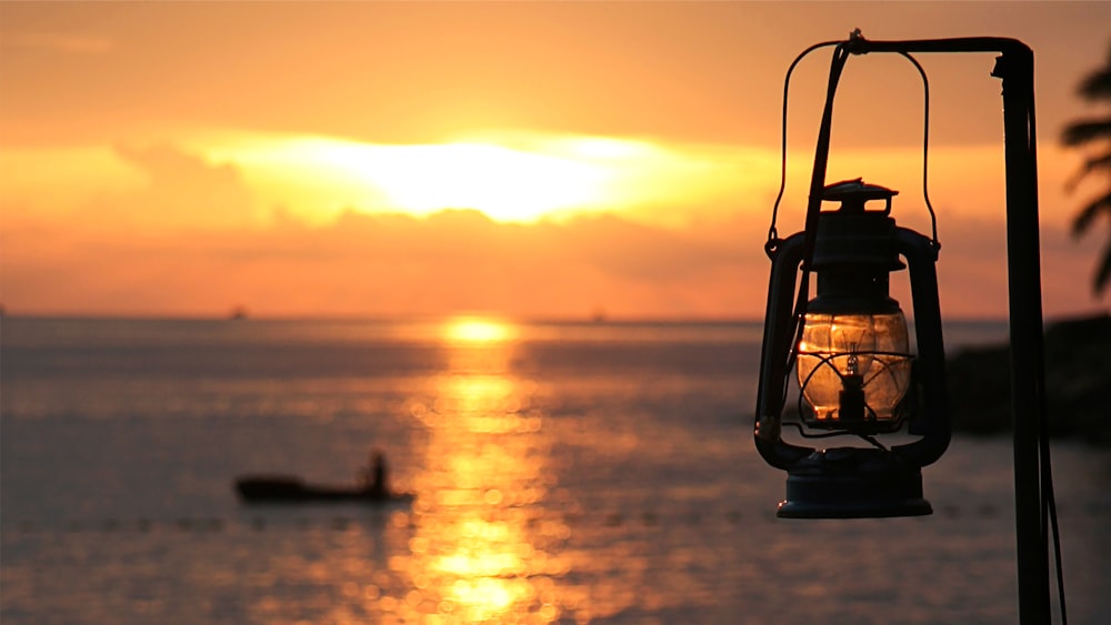 夕暮れ時の海に浮かぶ黒とグレーのケーブルカー