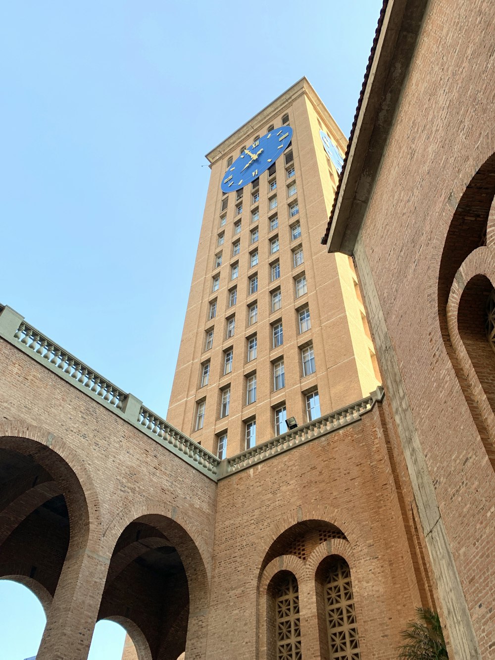 edificio in cemento marrone sotto il cielo blu durante il giorno