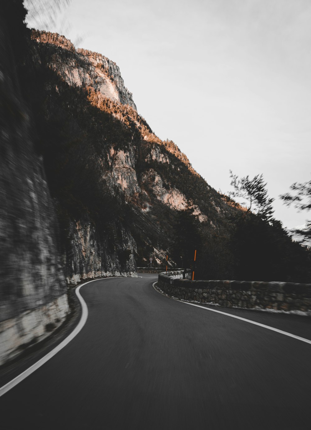 Schwarze Asphaltstraße zwischen Brown Rocky Mountain bei Tag