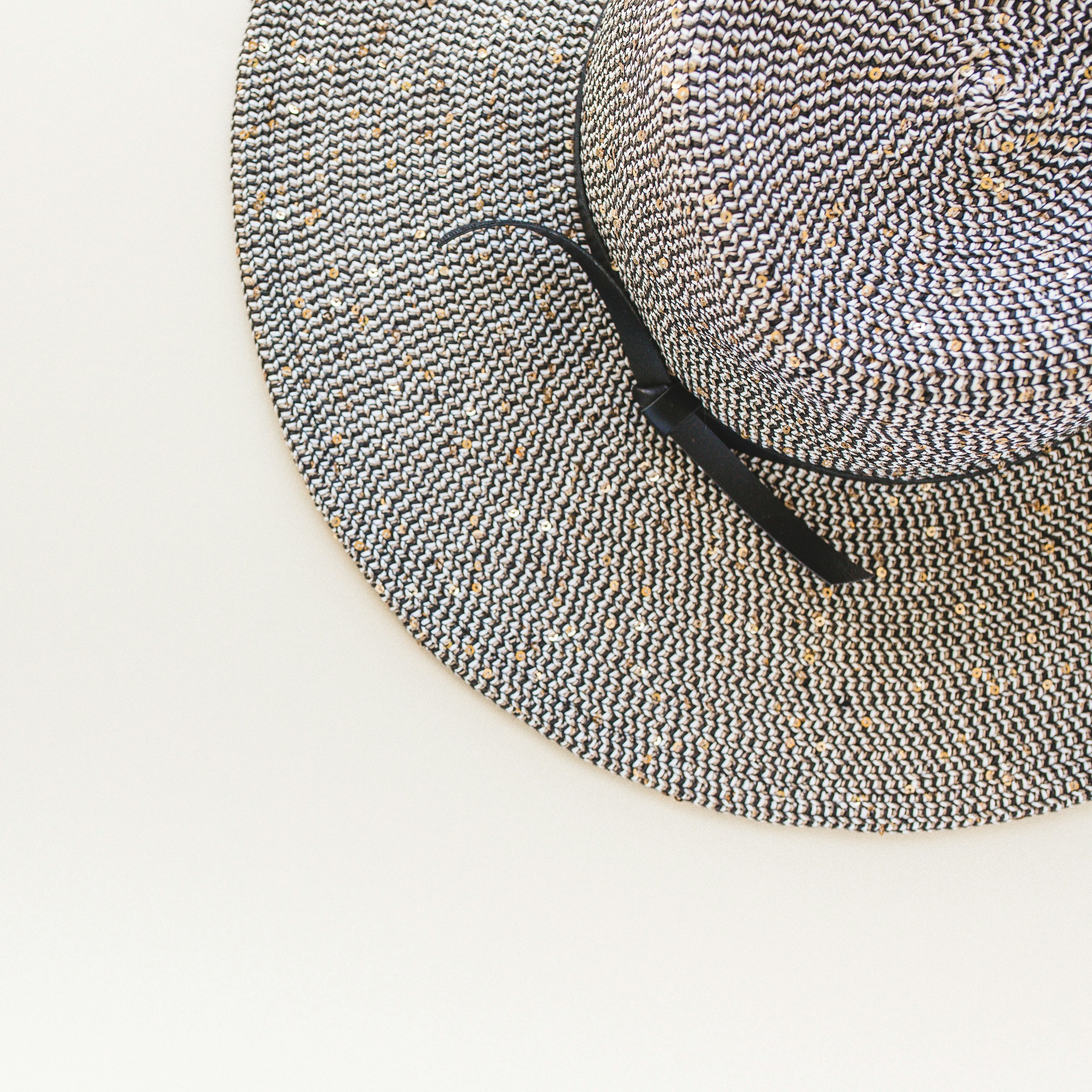 brown round woven round table mat photo – Free Home decor Image on Unsplash