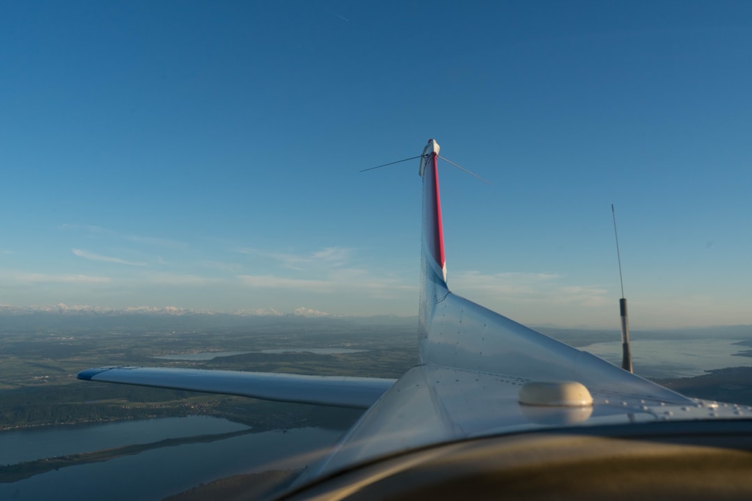 white and red airplane wing during daytime