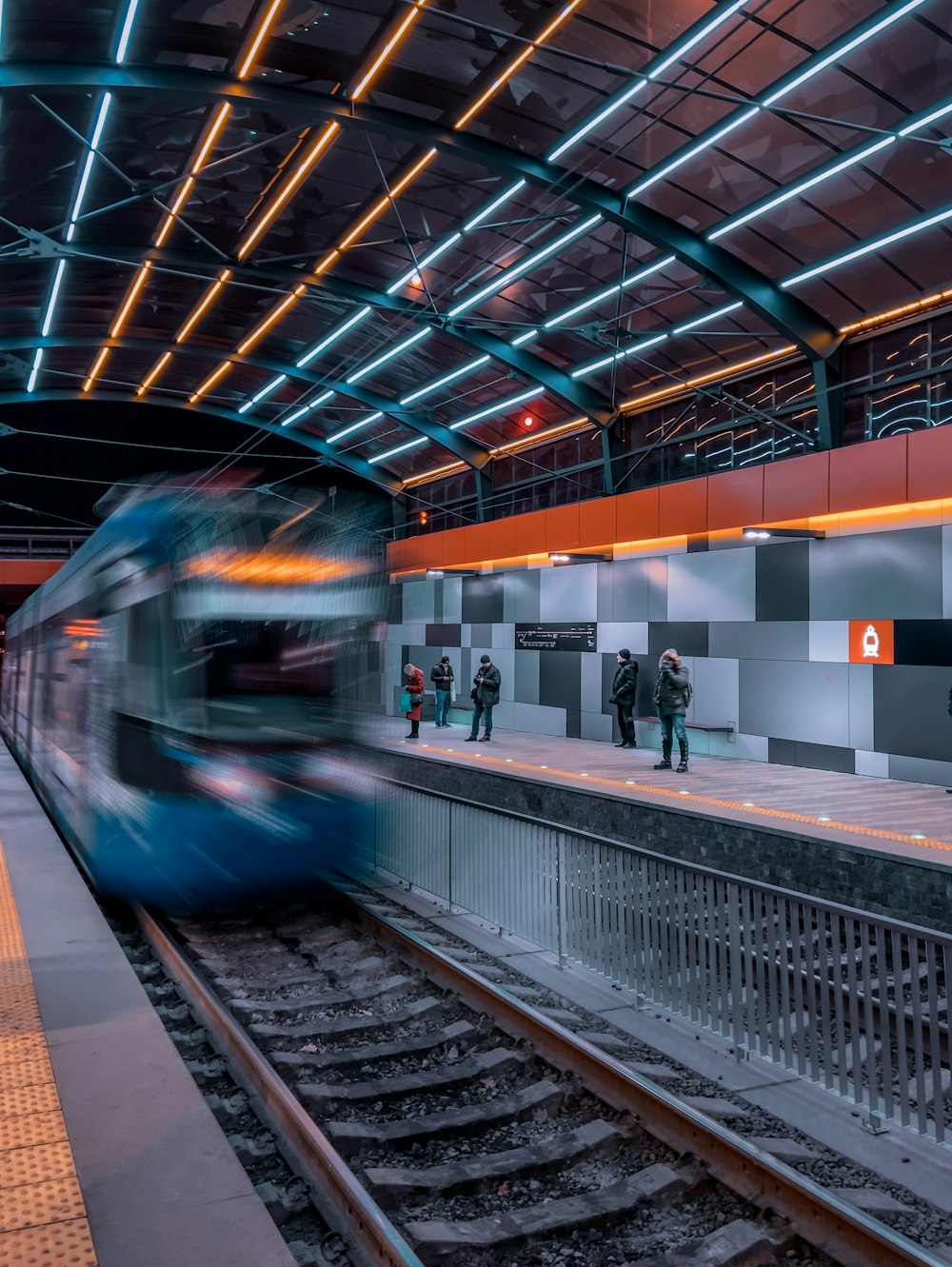 Menschen, die auf dem Bahnhof stehen