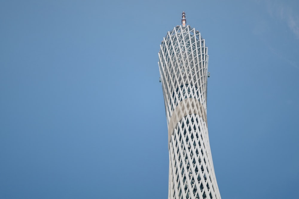 Weißer und schwarzer Turm unter blauem Himmel während des Tages