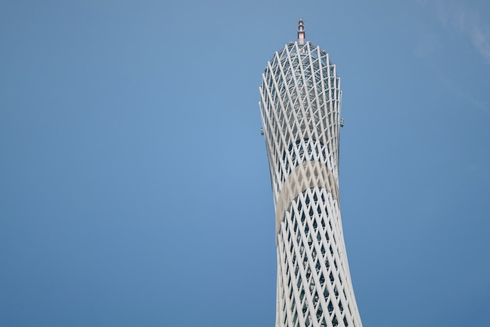 Tour blanche et noire sous le ciel bleu pendant la journée