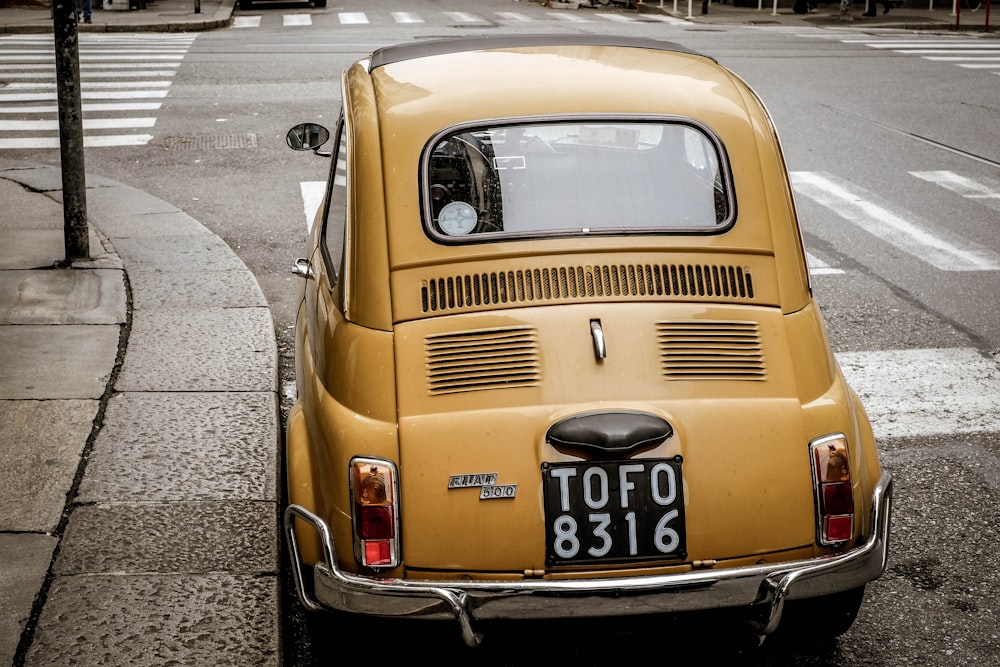 Gelber VW Käfer tagsüber am Straßenrand geparkt