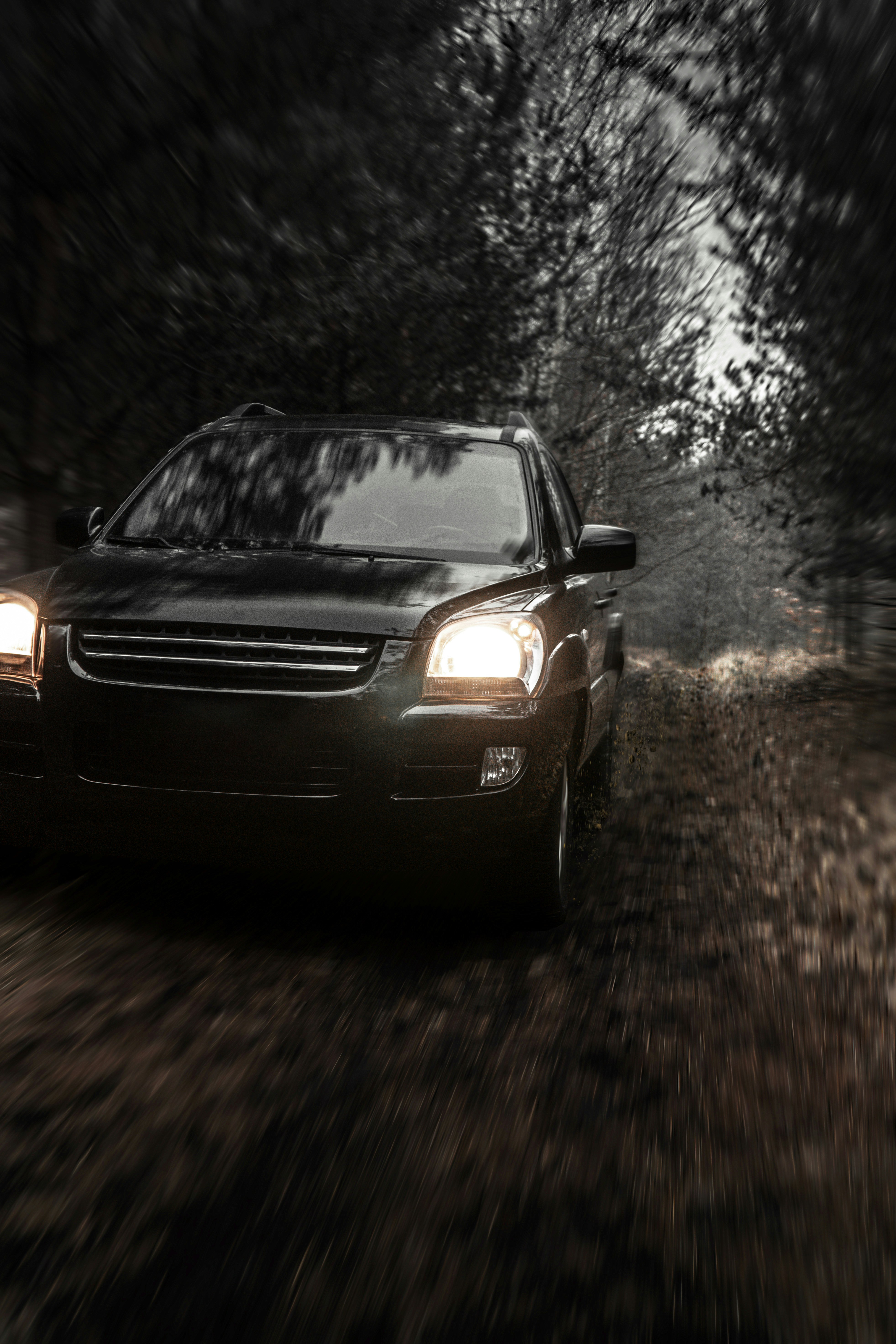 carro preto na estrada durante o dia