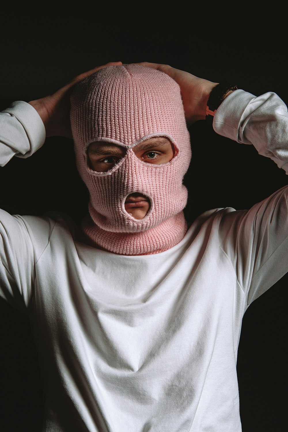 Hombre con camisa blanca de manga larga