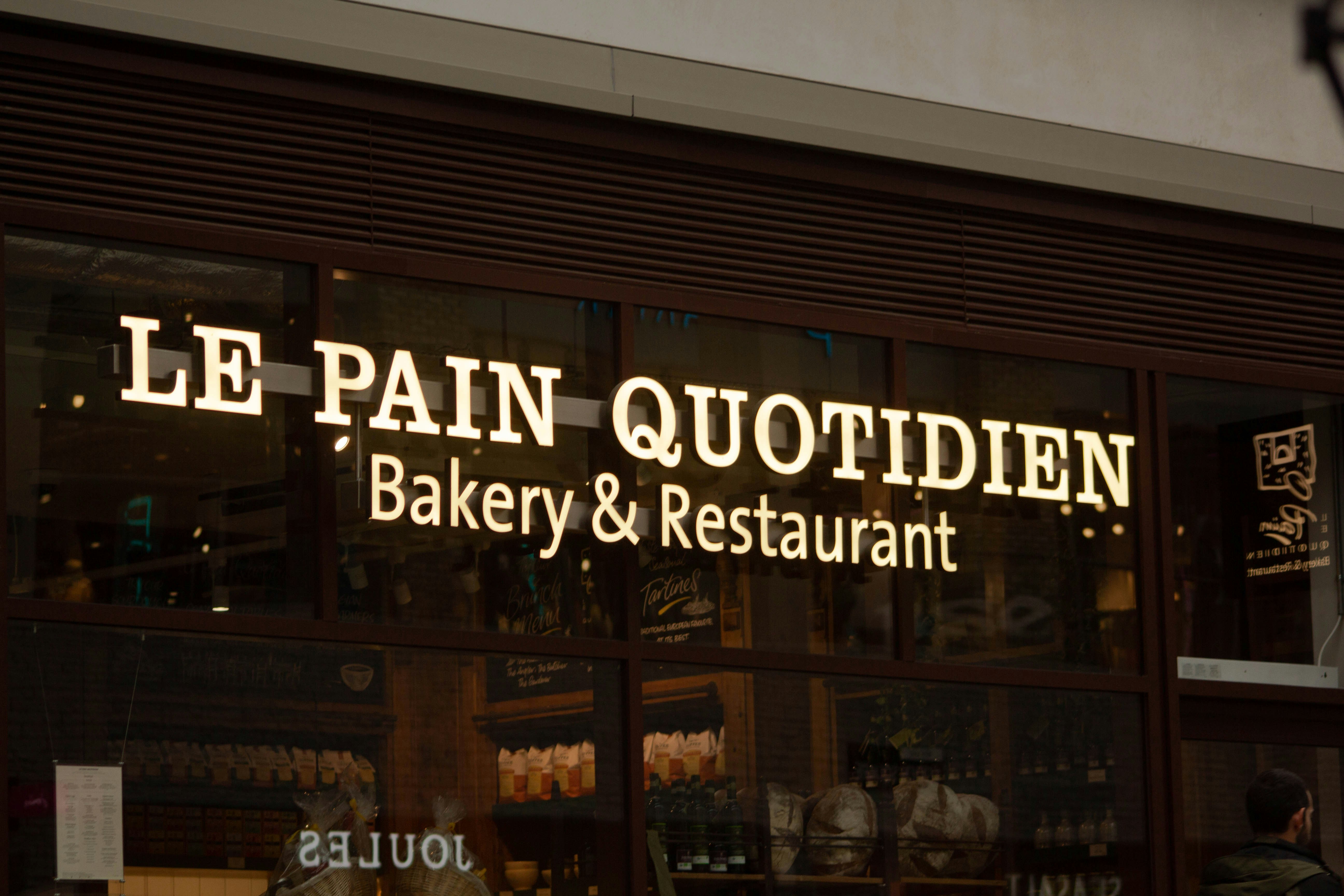 자고 일어나면 턱이 아픈 이유 - black and brown wooden UNKs coffee shop