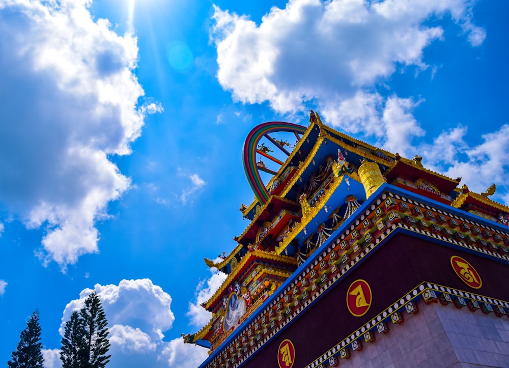 temple vert et brun sous le ciel bleu pendant la journée