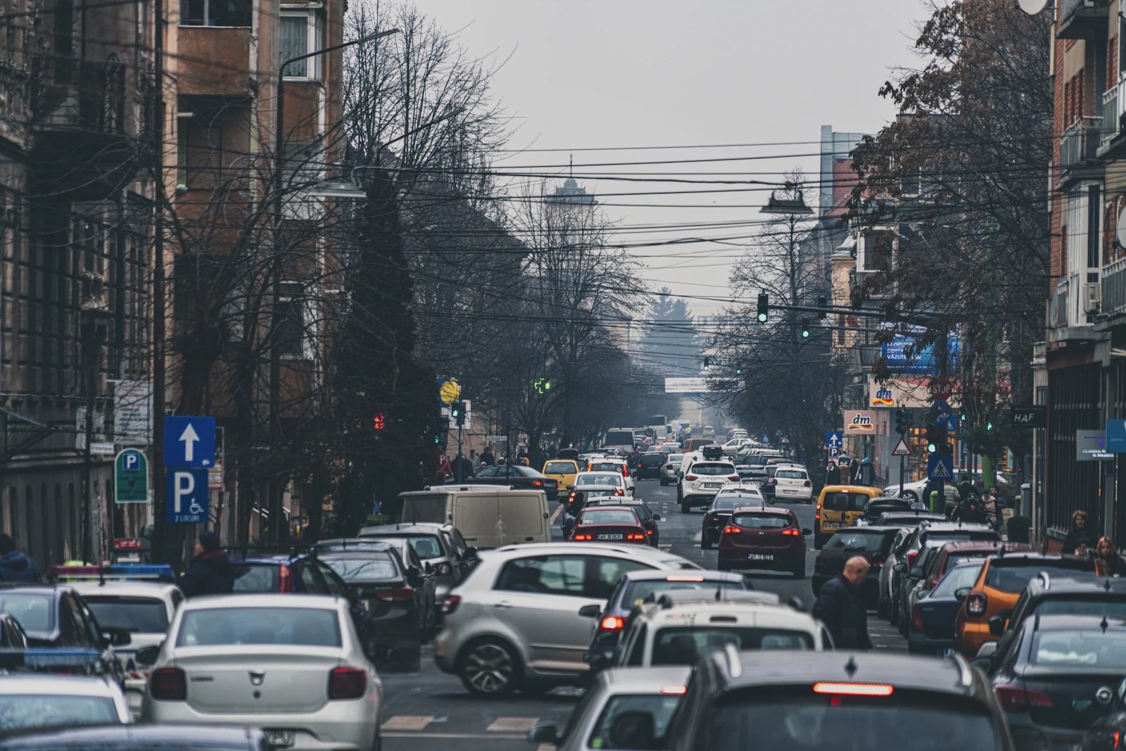 Cazare în Arad: trafic de după-amiază pe o stradă din centru