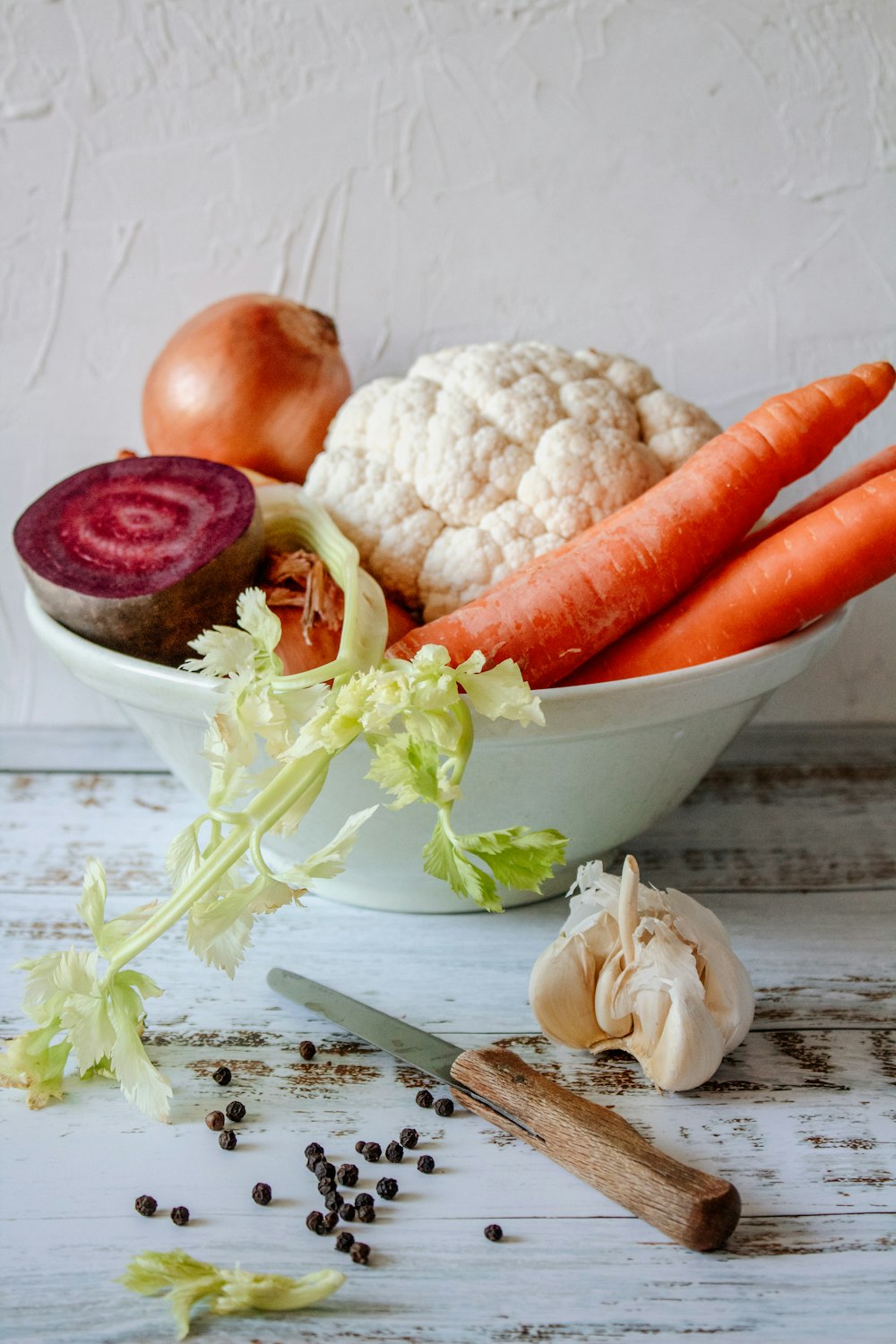 Karotten und Knoblauch in weißer Keramikschale