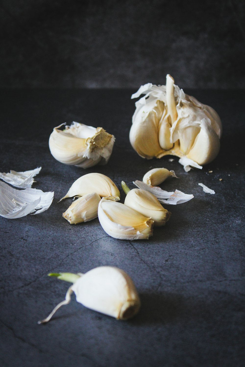 weißer Knoblauch auf schwarzem Tisch