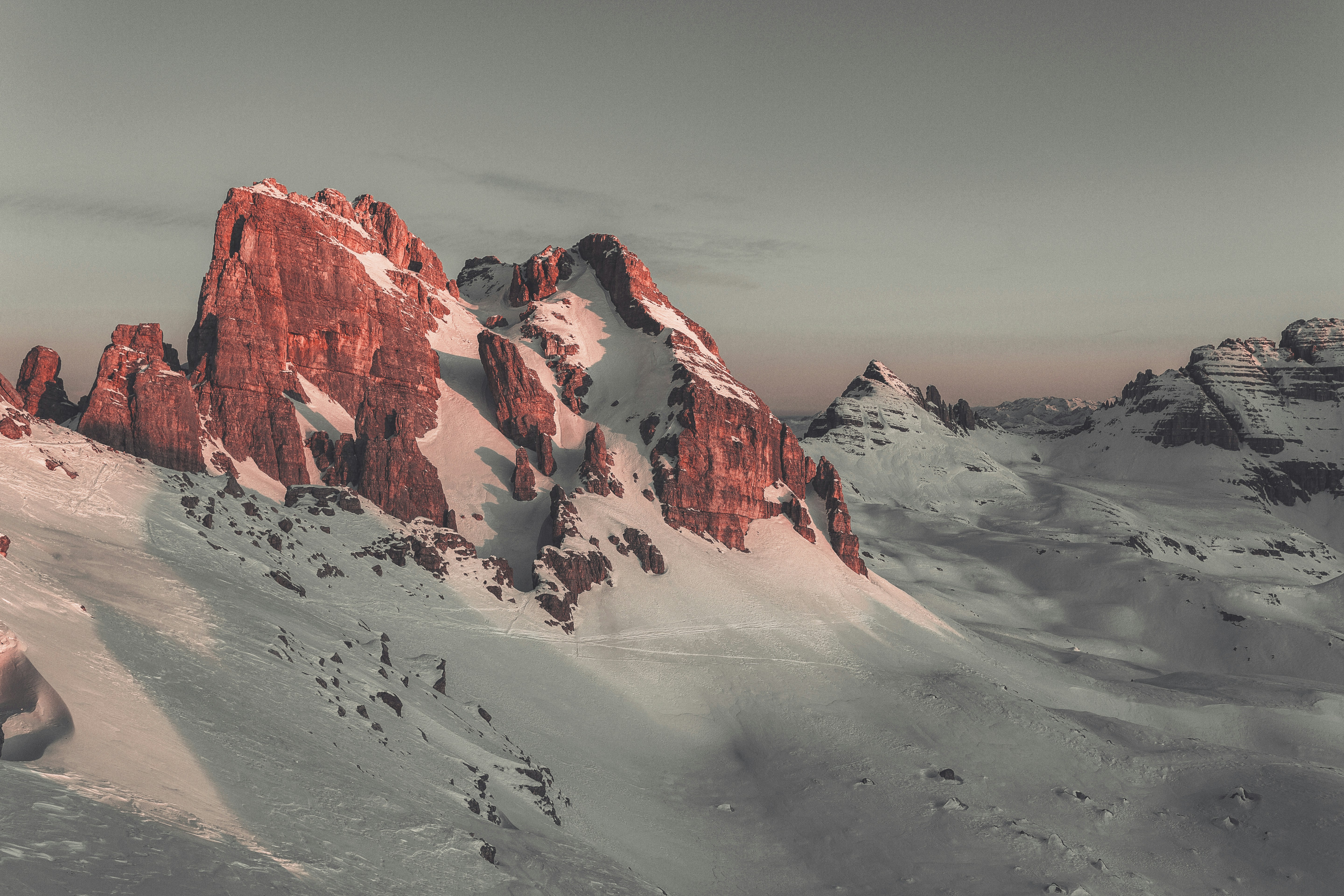 昼間の雪山の写真 Unsplashで見つける壁紙の無料写真