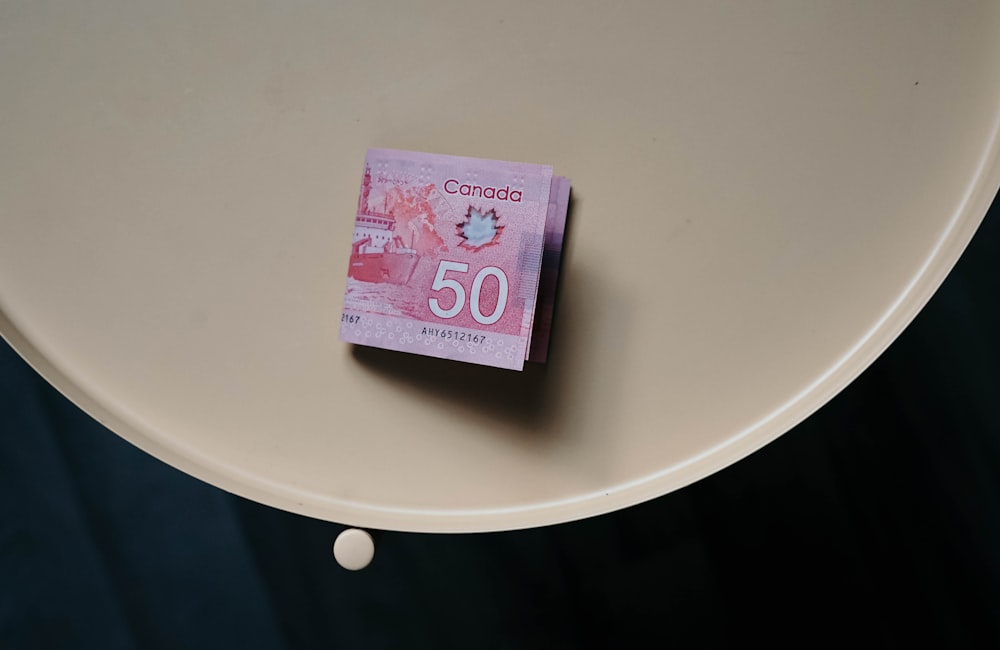 Ein 50-Euro-Schein, der auf einer Toilette sitzt