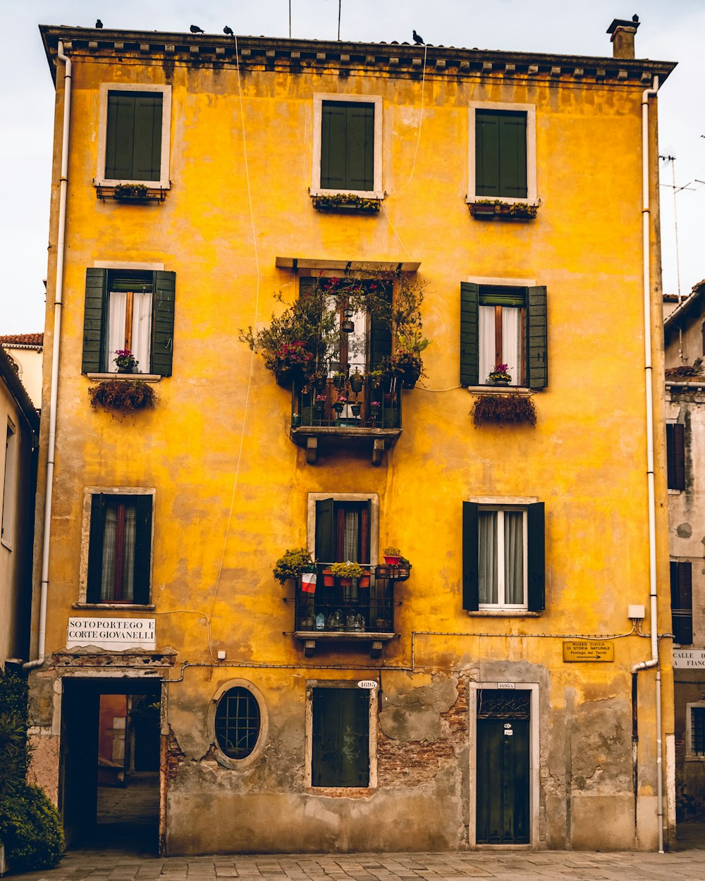 Bâtiment en béton jaune et brun