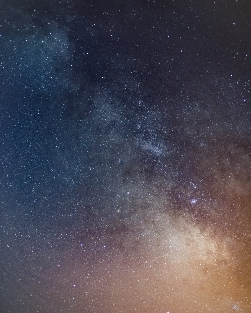 céu noturno estrelado azul e laranja