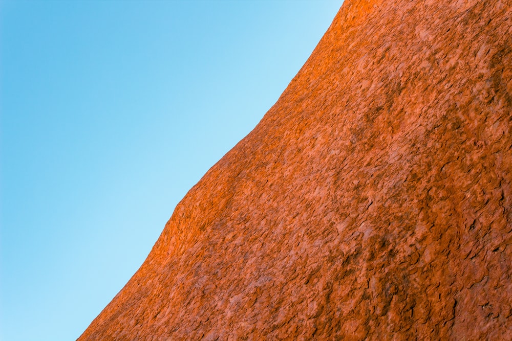 Montaña de roca marrón bajo el cielo azul durante el día