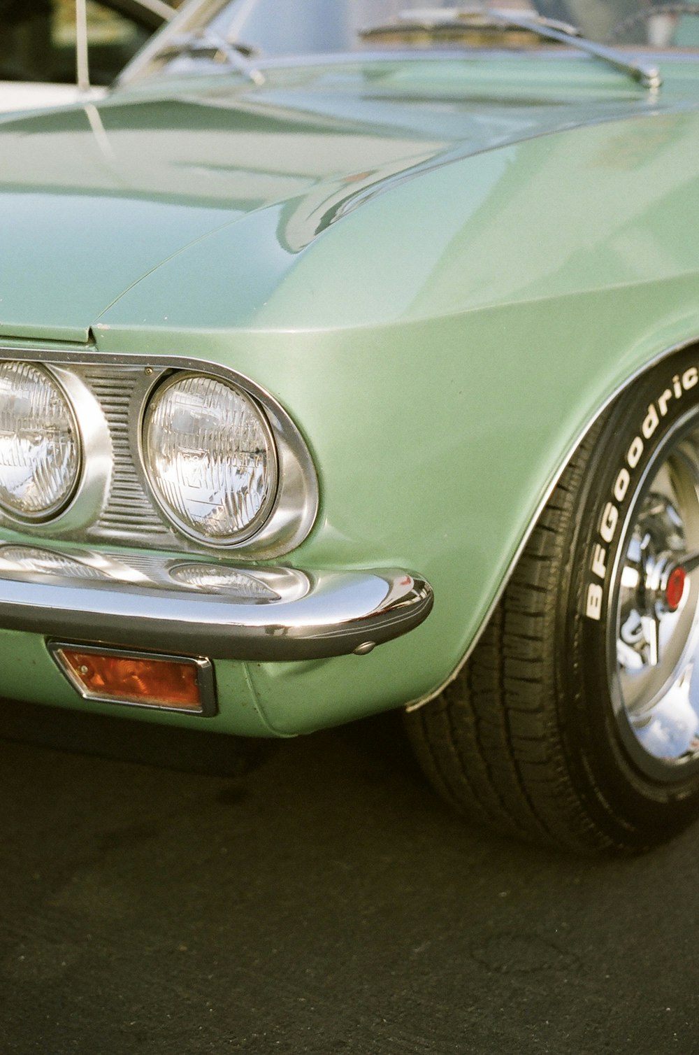 auto verde con ruota cromata